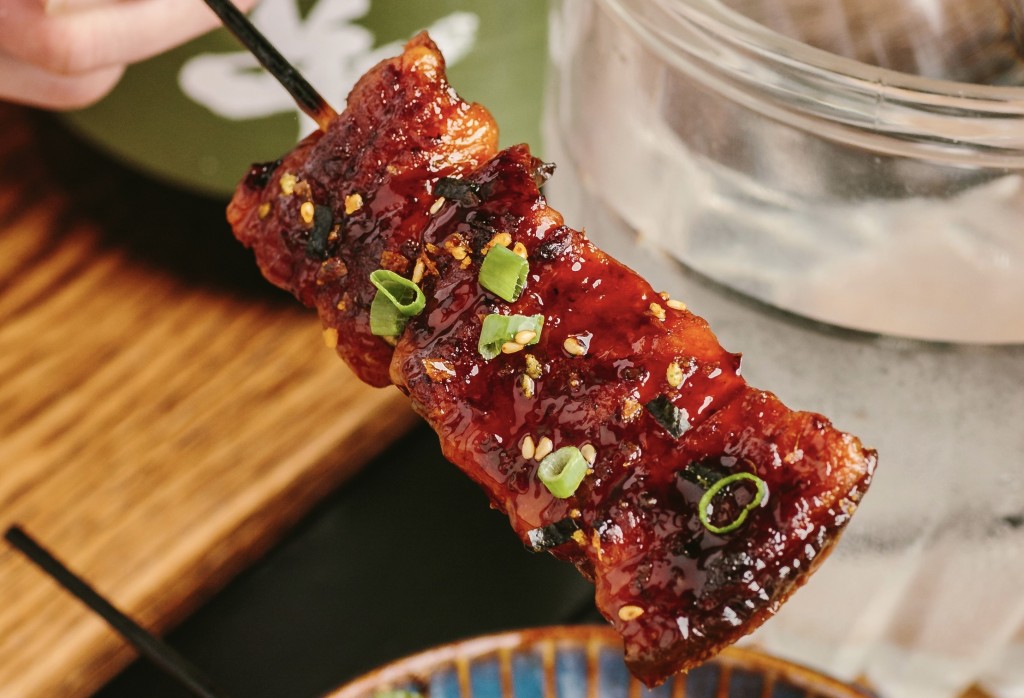 鰻魚串燒 $78/A 新鮮即製的鰻魚串燒，外層焦香濃郁，肉質甜美細嫩。